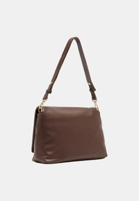Sac à bandoulière en cuir marron avec une texture lisse, des accents en métal doré et une seule sangle réglable ; forme rectangulaire aux lignes épurées.