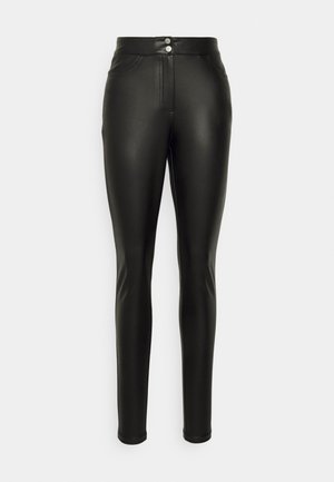 Zwarte faux leren skinny broek met een hoge taille, voorzien van twee voorkruiden en een knoopsluiting in de taille. Gladde structuur.