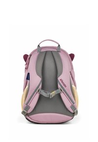 Rosa und grauer Rucksack aus strukturiertem Material mit geschwungenem Design, gepolsterten Trägern, Mesh-Einsätzen und gelben Hardware-Details. Akzente sind Ohren.