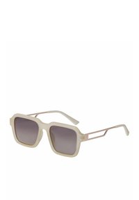 Gafas de sol con un marco cremoso translúcido y lentes oscuros con degradado, que presentan un diseño geométrico y acentos metálicos en las varillas.