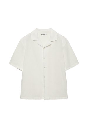 Biała koszula na krótki rękaw z rozporkiem i kołnierzem typu spread, prezentowana na jednolitym białym tle.