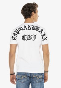 Weißes Baumwoll-T-Shirt mit großen schwarzen Buchstaben auf dem Rücken, die "CIPO AND BAXX CBJ" lesen. Es hat eine normale Passform und einen Rundhalsausschnitt.