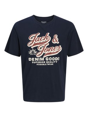Camiseta de algodón azul marino con cuello redondo. Presenta texto en negrita en blanco y rojo: "Jack & Jones", "DENIM GOODS" y frases adicionales.