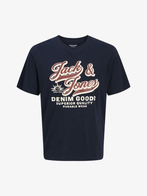 Camiseta de algodón azul marino con cuello redondo. Presenta texto en negrita en blanco y rojo: "Jack & Jones", "DENIM GOODS" y frases adicionales.