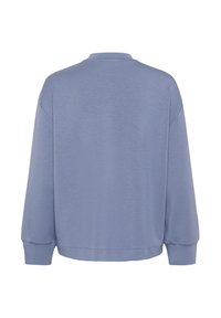 Pullover blu oversize con maniche lunghe e larghe. Realizzato in un tessuto morbido, presenta una texture semplice e liscia senza motivi visibili.