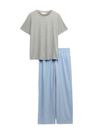 Weiches Baumwoll-T-Shirt mit kurzen Ärmeln in Grau, kombiniert mit locker geschnittenen, weit geschnittenen Hose mit hellblauen und weißen Streifen und elastischem Bund.