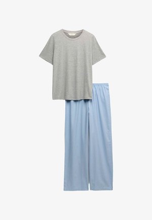 Weiches Baumwoll-T-Shirt mit kurzen Ärmeln in Grau, kombiniert mit locker geschnittenen, weit geschnittenen Hose mit hellblauen und weißen Streifen und elastischem Bund.