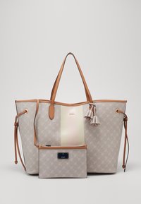 Beige draagtas met lichtbruine leren accenten en logo; voorzien van een gestreepte paneel aan de voorkant en een bijpassende rits portemonnee.