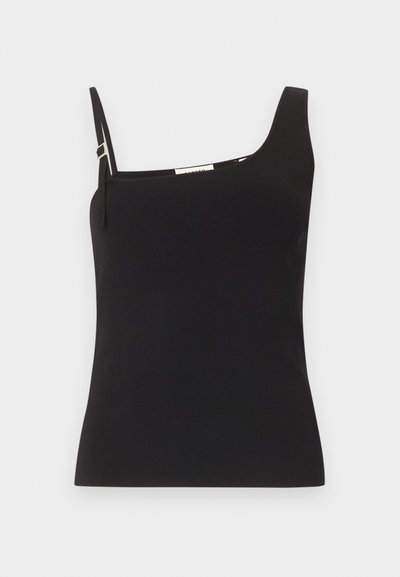 Μαύρο ασύμμετρο τοπ με μια χοντρή τιράντα δεξιά και μια λεπτή ρυθμιζόμενη τιράντα αριστερά, κατασκευασμένο από ριμπ ύφασμα.