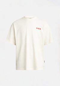T-shirt en coton blanc à col rond et manches courtes. Présente un texte rouge sur le devant. Texture lisse, coupe décontractée.