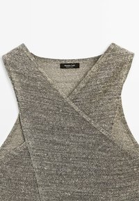 Grauer ärmelloser Top mit V-Ausschnitt, aus strukturiertem Strickstoff gefertigt. Hat ein Überkreuz-Design und ein schwarzes Etikett mit der Aufschrift "Massimo Dutti."