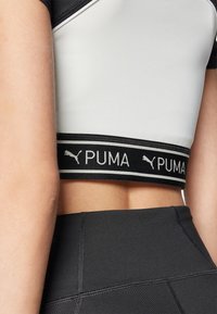 Puma STRONG BABY TEE SHORT - Camiseta deportiva - black