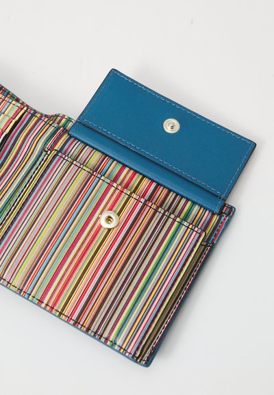 Portafoglio con una patella in pelle blu e un interno a strisce colorate con accessori dorati. Le strisce includono rosso, verde, giallo e nero.