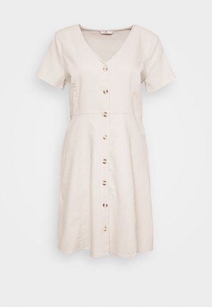 Kurzärmliges, v-ausschnitt Kleid aus leichtbeigem Stoff mit einer durchgehenden Knopfleiste aus Holzknöpfen und ausgestellter Form. Sanfte Textur.