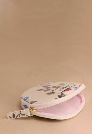 Apaļa ziedu soma krēmkrāsas audumā ar rozā odere, rotāta ar daudzkrāsainiem ziedu rakstiem un zelta rāvējslēdzēju ar roku siksniņu.