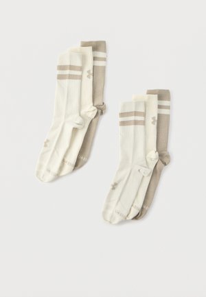 Sechs Paar knielanger Socken in Beige, Creme und Off-White mit doppelten Streifen nahe dem oberen Rand, angeordnet in zwei Gruppen auf einem weißen Hintergrund.