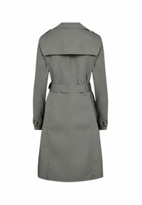 Grauer Trenchcoat mittlerer Länge mit Gürtel in der Taille, Rückensattel-Detail, langen Ärmeln und Riemen mit Schnallen an den Ärmelenden, Rückansicht.