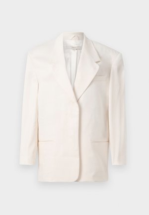 Blazer crème à bouton unique avec revers et poches plaquées à l'avant, suspendu sur un fond blanc uni.