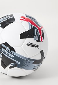 Pallone da calcio bianco con motivi grafici neri e grigi. Presenta un accento rosso e il logo "ORBITA 3". Pannelli esagonali con superficie texture.