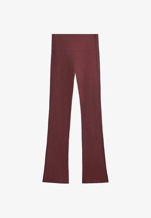 Pantaloni evazați burgundy din țesătură elastică cu talie înaltă, având cusături plate și o textură netedă, potriviți pentru purtare activă.