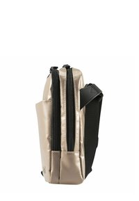 Borsa in satin beige con accenti neri, caratterizzata da due scomparti con zip, forma rettangolare piatta e una tracolla regolabile. Texture liscia.