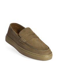 Braune Wildleder-Slipper mit gesticktem Design, flacher Gummisohle und Schlupfstil. Dezente Akzentnaht auf dem Obermaterial.