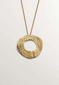 Collar de oro con un colgante circular texturizado que presenta un diseño trenzado y un centro abierto, unido a una cadena delgada a juego.