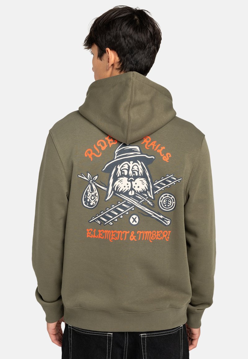 Haut à capuche vert olive en mélange de coton, orné d'un imprimé graphique d'un chien de dessin animé portant un chapeau avec le texte « RIDE RAILS » en orange au dos.