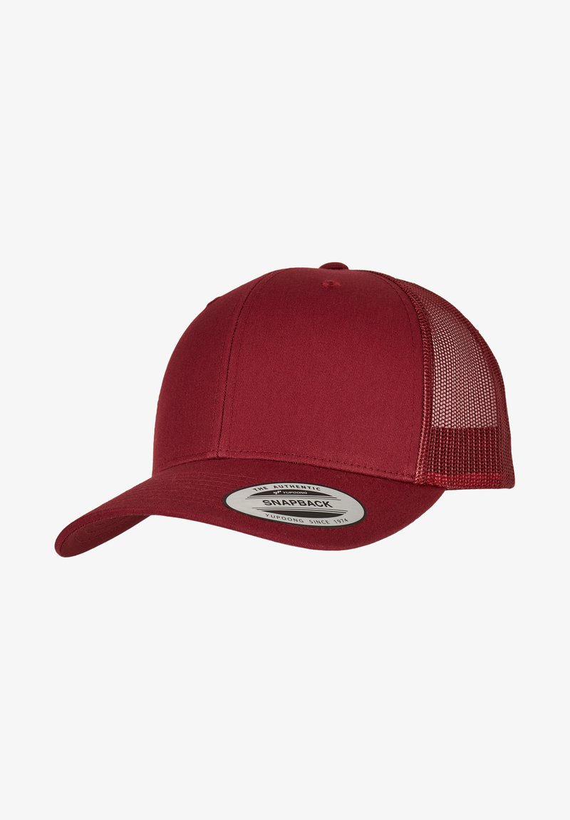 Rode snapback pet met een stevige voorkant en een gaas achterkant, voorzien van een gebogen klep en een ronde merkembleem op de onderkant van de klep.