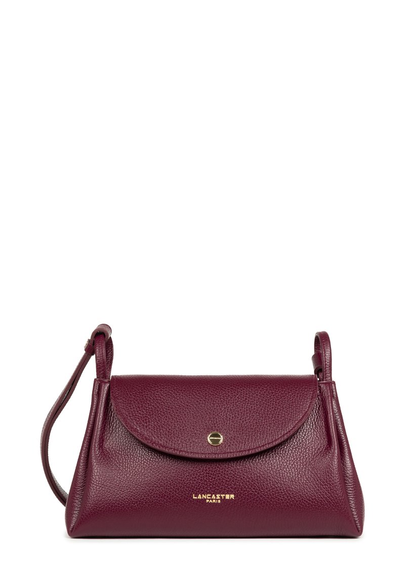 Borsa in pelle color bordeaux con finitura texturizzata, chiusura a patta e un accento in logo dorato. Presenta una sottile tracolla regolabile.