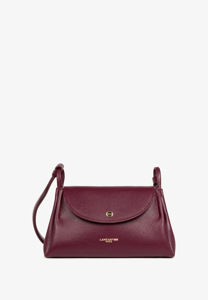 Borsa in pelle color bordeaux con finitura texturizzata, chiusura a patta e un accento in logo dorato. Presenta una sottile tracolla regolabile.