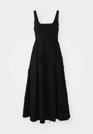 Robe maxi noire avec un décolleté carré, tissu texturé présentant des broderies florales et des accents de à pampilles le long de l'ourlet et des côtés.