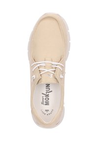 Chaussure en cuir suédé beige avec des lacets et une semelle blanche, à bout rond et avec des détails brodés. L'intérieur présente un logo imprimé sur une semelle intérieure contrastante.