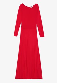 Rode langemouwen jurk met een ronde hals, getailleerde bovenkant en plissérok. De stof heeft een gladde textuur met minimale details.