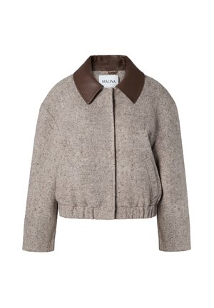 Giacca cropped in misto lana beige con colletto in ecopelle marrone, zip frontale e tasche laterali. Finitura texture con orlo a coste.