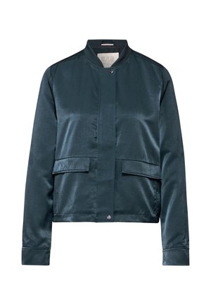 Bomber jacket in satin turchese con colletto rialzato, due tasche anteriori con patta e orlo arrotondato. Il tessuto ha una texture liscia e lucida.