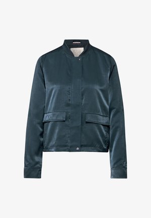 Chaqueta bomber de satén en color verde azulado con cuello alto, dos bolsillos frontales con solapa y un dobladillo redondeado. La tela tiene una textura suave y brillante.
