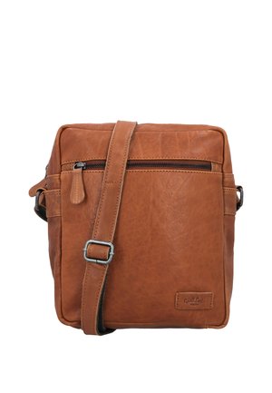 Pruun nahast ristikotjas kantav kott, millel on reguleeritav rihm ja esiküljel lukuga tasku, valge tausta ees.