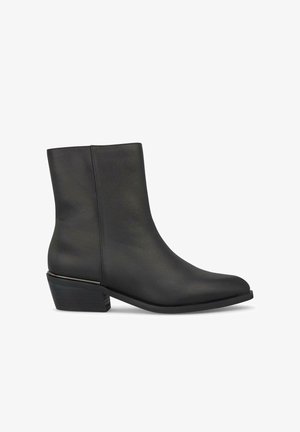 Bottine noire en cuir lisse avec un bout pointu et un petit talon carré. Présente un design épuré et minimaliste sans embellissements.