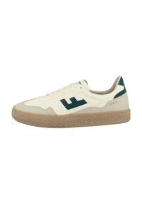 Sneaker bianca in pelle con logo azzurro; punta arrotondata, suola in gomma texturizzata color crema, colletto imbottito e dettaglio sul tallone verde a contrasto.