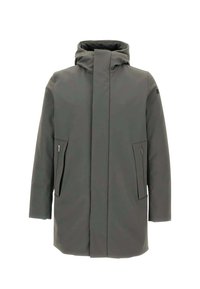 Parka impermeabile verde oliva con colletto alto, doppie tasche anteriori e texture liscia. Design minimalista senza elementi visibili in metallo.