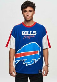 Blå kortærmet t-shirt med røde og hvide accenter, der har teksten "BILLS" og "Buffalo", samt et stort blåt bøffellogo.