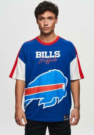 Blå kortærmet t-shirt med røde og hvide accenter, der har teksten "BILLS" og "Buffalo", samt et stort blåt bøffellogo.