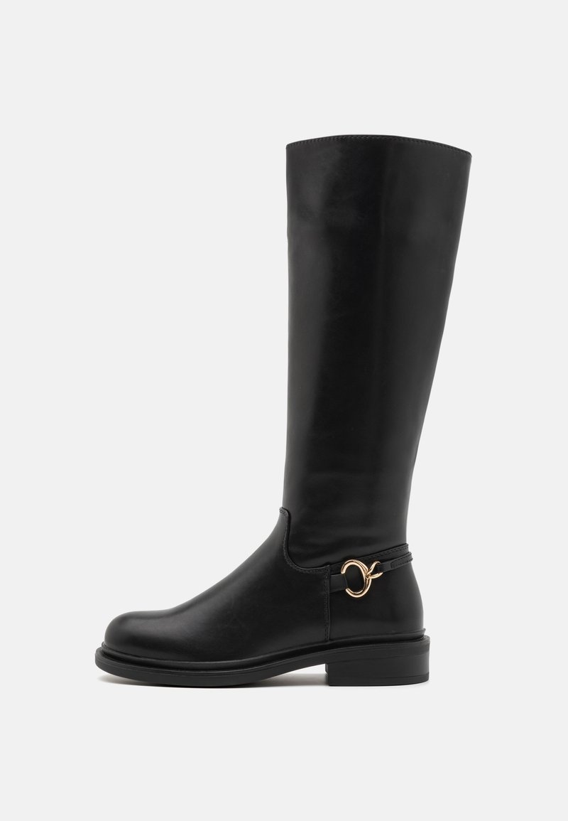Bottes en cuir noir montantes jusqu'au genou avec une finition lisse, dotées d'un accent en métal doré et d'un talon carré pour la stabilité.