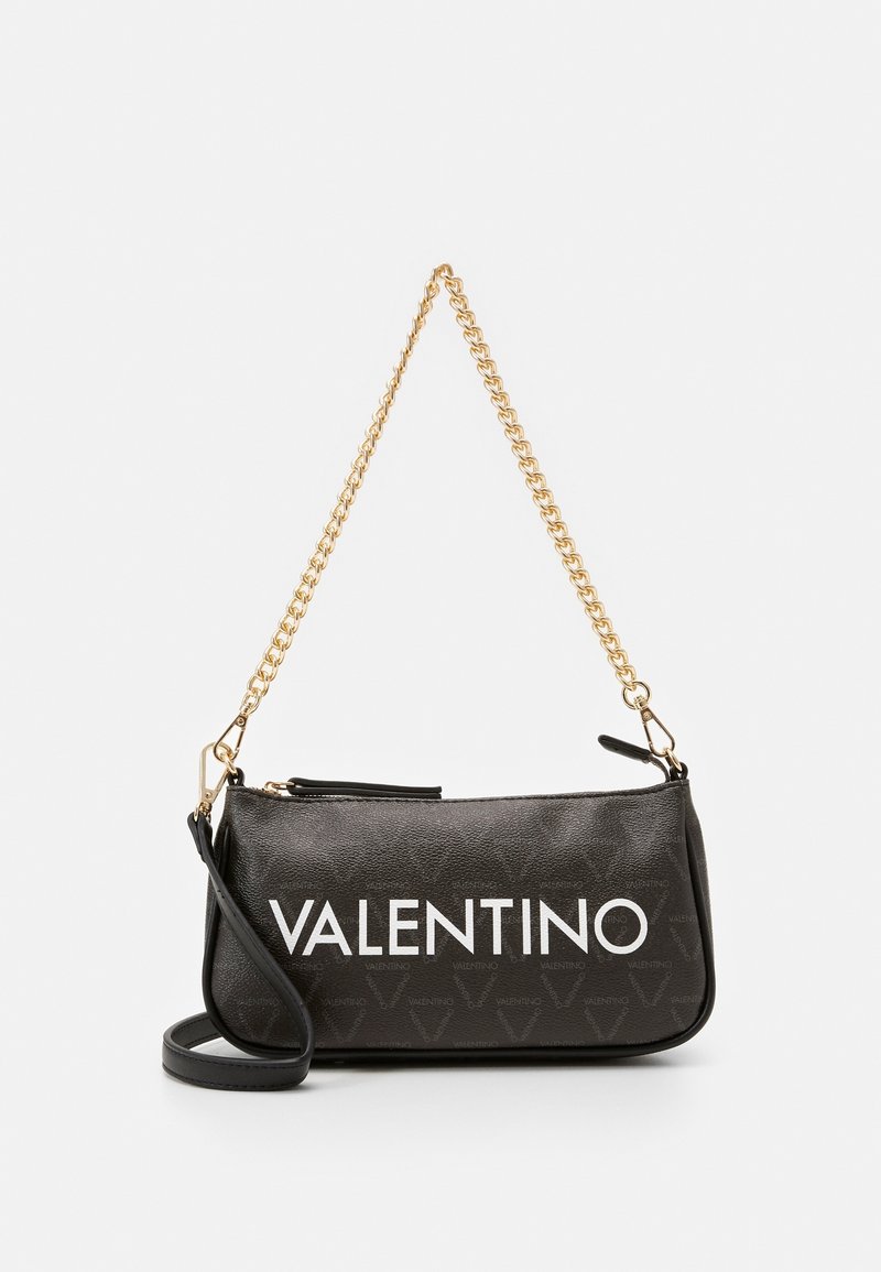 Černá ramenní taška Valentino s bílým logem, zlatým řetízkovým popruhem a odnímatelným černým koženým popruhem na bílém pozadí.