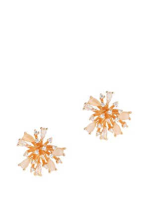 Auksinės spalvos auskarai, suformuoti kaip susibūrę žiedai su kriaušės formos persikų spalvos akmenimis ir mažais skaidriais kristalais.