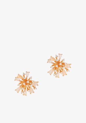 Kolczyki w odcieniu złota o kształcie skupisk wybuchów z łezkowatymi, brzoskwiniowymi kamieniami i małymi, przezroczystymi kryształami.