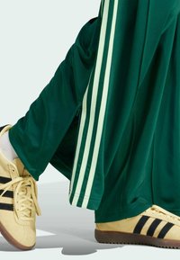 adidas Originals FIREBIRD - Träningsbyxor - collegiate green   semi green spark