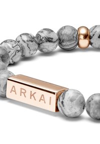Perlesmykke med grå marmorert stein og en roségull rektangulær aksent gravert med "ARKAI." Glatt tekstur, polert overflate.
