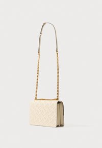 Balta ādas crossbody soma ar zelta ķēdes siksnu, ar reljefa rakstu, taisnstūra formu un atloka aizdari.